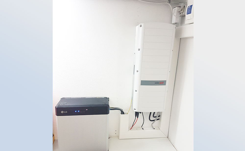 10kWh Batteriespeicher Mit HYBRID Wechselrichter Unter Der Treppe